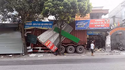 Container mất lái đâm sập 3 nhà dân ven đường