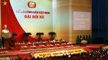 “Làm quan tắt” và nỗi lo tự diễn biến, tự chuyển hóa