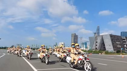 Hình ảnh mới, nữ Cảnh sát giao thông dẫn đoàn