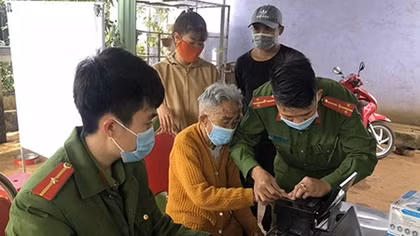 Công an huyện Đắk Song đẩy nhanh tiến độ cấp thẻ căn cước gắn chip điện tử
