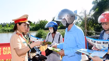 Cảnh sát đường thủy tặng áo phao cho ngư dân 