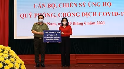 Công an Hà Nam ủng hộ Quỹ phòng, chống dịch COVID-19