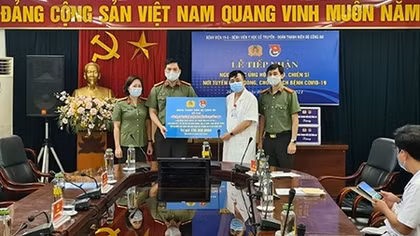 Đoàn Thanh niên Bộ Công an trao quà ủng hộ Bệnh viện Dã chiến số 2 Bắc Giang