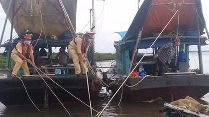 Cảnh sát đường thủy cứu sống thuyền viên rơi xuống biển