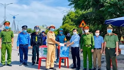 Giáo xứ chính tòa Văn Hạnh tặng quà đến lực lượng trực chốt tại TP Hà Tĩnh