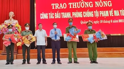 Thưởng nóng nhiều tập thể phá các chuyên án ma túy lớn