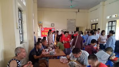 “Nồi cháo tình thương” ấm lòng những phận người nghèo khó
