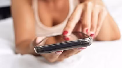 Báo động tình trạng trẻ em nhắn tin sex ở Anh