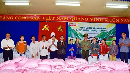 Báo CAND tặng quà người dân vùng ngập lũ ven sông Yên và sông Túy Loan