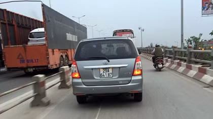 Tràn lan vi phạm ô tô chạy sai làn đường trên cầu Thanh Trì
