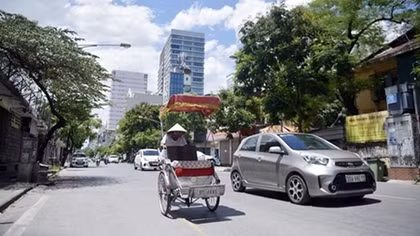 Hà Nội cuối tuần nắng rát, oi bức cả ngày