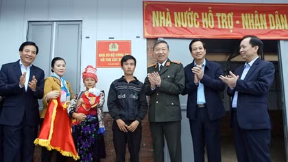 Những nghĩa cử ấm lòng đồng bào Mường Nhé
