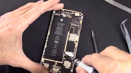 Khách hàng tố bị Apple Store lừa đảo khi thay pin iPhone