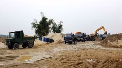 Kỷ luật Phó Chủ tịch huyện vì để "cát tặc" lộng hành