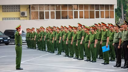 Bộ Công an nghiêm cấm cán bộ, chiến sĩ cho, tặng quân trang