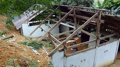 Đang đêm đất đá đổ ập vùi lấp 2 vợ chồng và bé gái 5 tuổi