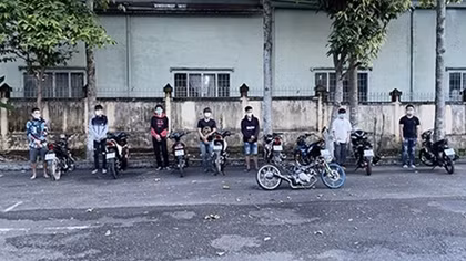 Nhóm quái xế nhen nhóm tụ tập đua xe thì bị CSGT trấn áp