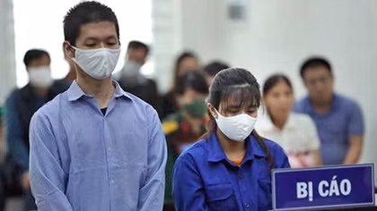 Chưa thể xét xử vụ mẹ đẻ và cha dượng hành hạ con trẻ tử vong