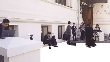 Phóng viên tháp tùng và câu chuyện tác nghiệp tại nước bạn