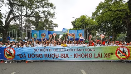 Hơn 5000 người đi bộ kêu gọi “Đã uống rượu bia - không lái xe”