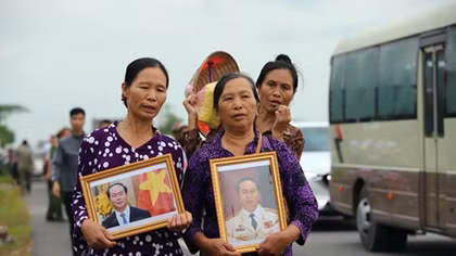Người dân ôm di ảnh đón linh cữu Chủ tịch nước Trần Đại Quang ở quê nhà