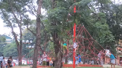 Vào hè, "nóng" nỗi lo thiếu sân chơi cho trẻ