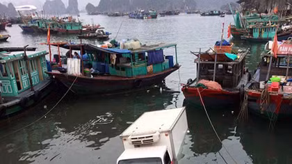 Xe tải đông lạnh mất phanh trôi tuột xuống biển tại Hạ Long