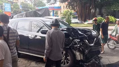 Nissan 7 chỗ vượt đèn đỏ, húc tài xế xe tải văng ra đường