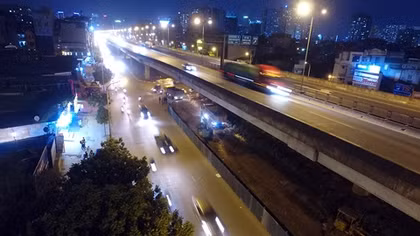 Công nhân xuyên đêm lạnh xén vỉa hè, mở rộng đường Vành đai 3