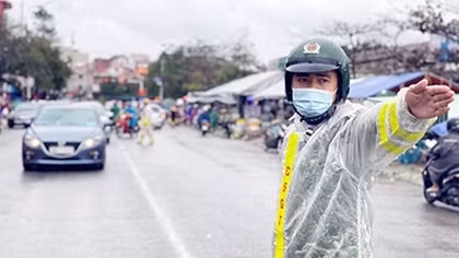 Công an Thành phố Hà Tĩnh phân luồng, điều tiết giao thông ngày Tết
