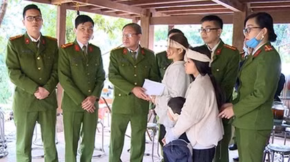 Thăm, động viên và trao tặng 100 triệu đồng cho gia đình Trung tá Vi Văn Luân
