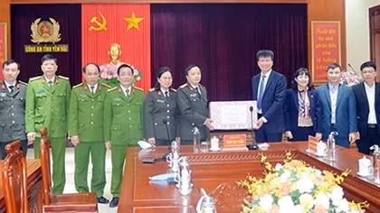 Tỉnh ủy - Ủy ban nhân dân tỉnh Yên Bái chúc Tết Công an tỉnh