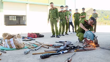 Tiêu hủy hàng trăm vũ khí, vật liệu nổ