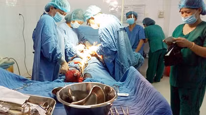 Cắt bỏ khối u xơ tử cung khổng lồ nằm trong bụng bệnh nhân