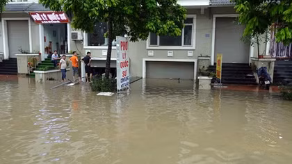 "Nhà giàu cũng khóc" khi biệt thự triệu đô chìm trong biển nước