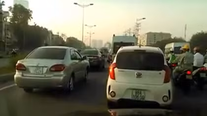 Ba xe dồn toa ở đường trên cao Hà Nội