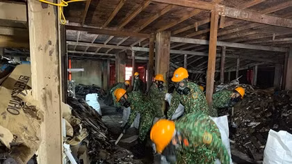 Cận cảnh bên trong khu vực nhà kho Rạng Đông đang tẩy độc