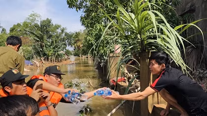 Trung đoàn CSCĐ Bắc Trung Bộ tặng quà, giúp nhân dân khắc phục bão lũ