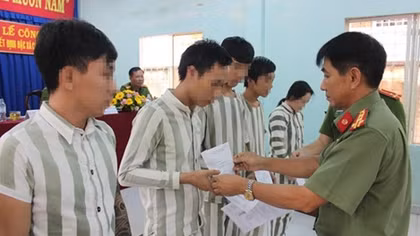 Phạm nhân được đặc xá tại Đồng Nai nhận vốn vay ngay khi rời trại