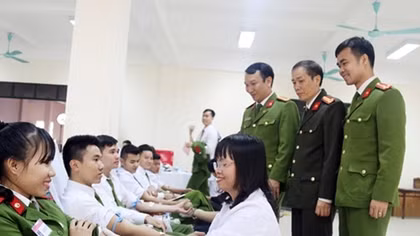 Bốn thập kỷ tận tâm chăm sóc sức khỏe nhân dân, đồng đội