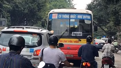 Lấn làn trên phố, "hung thần" xe buýt bị Santafe đẩy lùi hàng chục mét