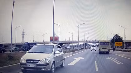 Tước bằng lái tài xế Huyndai Get chạy ngược chiều trên cao tốc
