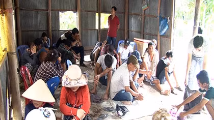 Phút bàng hoàng của hàng chục con bạc đang say sưa sát phạt trong căn nhà hoang