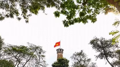 Phố phường Hà Nội rực rỡ cờ đỏ sao vàng mừng ngày Quốc khánh