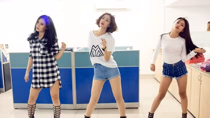 Maya giản dị khác lạ trong show hát cho sinh viên