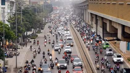 Dòng xe cộ nhích dần từng mét trên 2 tuyến đường dự kiến cấm xe máy