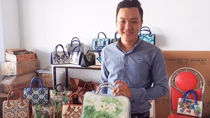 Độc đáo tranh mỹ nghệ, túi xách từ hạt gạo của chàng sinh viên Tài chính