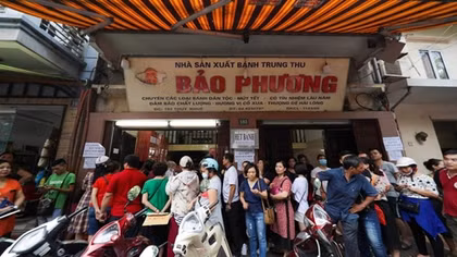 Chen chân trên phố Thuỵ Khuê chờ mua bánh Trung thu