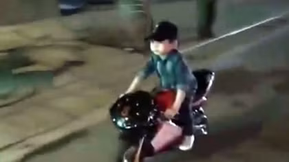 Thót tim bé trai phóng mô tô “ruồi” trên phố
