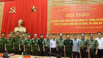 Nghiên cứu thực hiện chế độ chính ủy, chính trị viên trong toàn lực lượng CAND